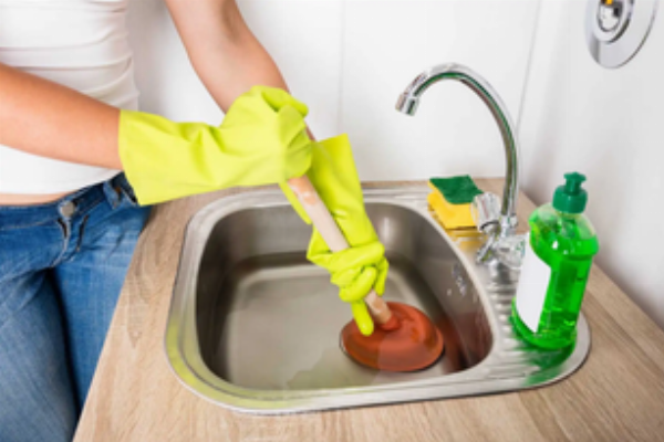 Ống thoát nước bồn rửa chén bị nghẹt, thử ngay 4 cách sau